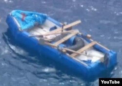 Bote rústico de poliespuma y plywood hallado cerca de seis migrantes, a 5 millas de Key Byscaine (WTVJ).