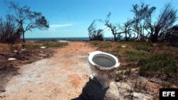 ARCHIVO. Un inodoro arrancado de una casa al paso del huracán Charley, en el poblado Playa el Cajío. 