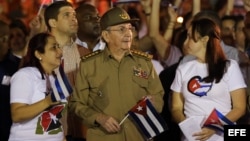 Jóvenes estudiantes con camisetas alegóricas durante una marcha revolucionaria en La Habana. 