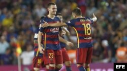 El defensa belga del FC Barcelona Thomas Vermaelen (i) celebra su gol con Jordi Alba.
