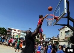 Shaquille O'Neal en una clínica de baloncesto en La Habana.