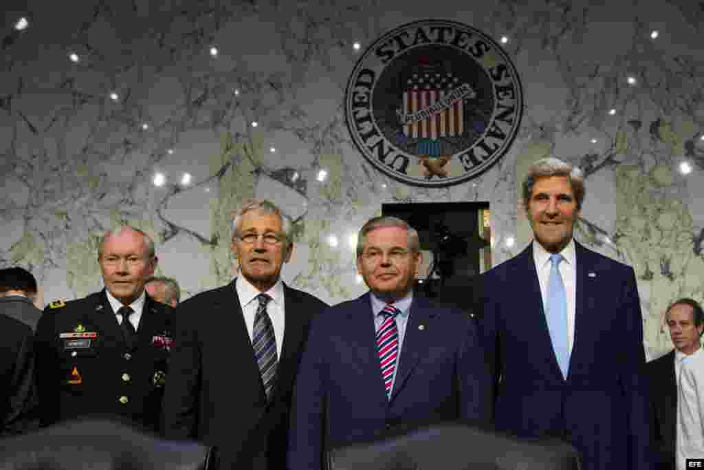 El Secretario de Estado de Estados Unidos John Kerry (d), el senador estadounidense Robert Menendez (2-d), el secretario de defensa Chuck Hagel (2-i), y el presidente de asuntos conjuntos el general Martin Dempsey (i). 