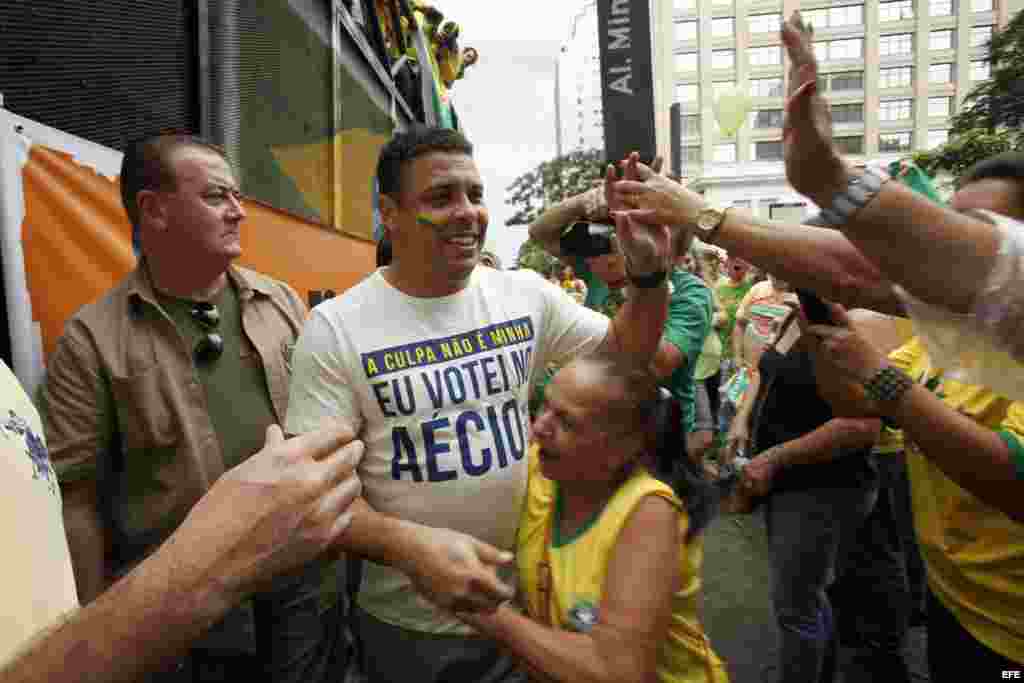 El ex futbolista brasileño Ronaldo participa en una manifestación contra la presidenta Dilma Rousseff.