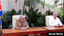 Díaz Canel da lectura a la entrada del "ordenamiento" bajo la mirada de Raúl Castro