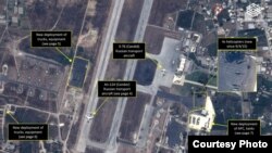 Aviones y helicópteros rusos en aeropuerto sirio.