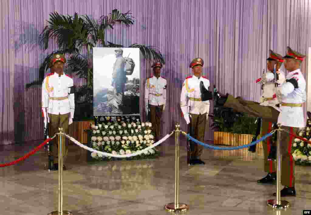 Un hombre rinde homenaje ante la foto como combatiene del líder cubano Fidel Castro