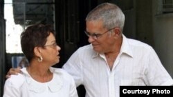 Miriam Leiva y su esposo, Oscar Espinosa Chepe, luego de que este recibiera a fines del 2004 una licencia extrapenal por su enfermedad.
