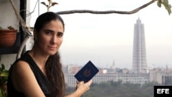 Yoani, en el balcón de su apartamento, pasaporte en mano