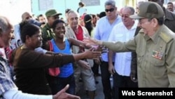 Raúl Castro saludó a la multitud y hasta pronunció un discurso en una "improvisada" tribuna.
