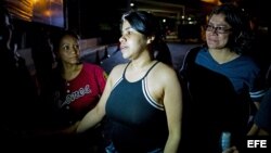Venus Medina, entre los presos políticos venezolanos que fueron liberados, habla con familiares en las inmediaciones de "El Helicoide".