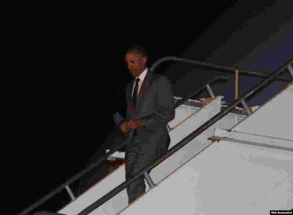 Obama baja del avión a su llegada a Panamá.
