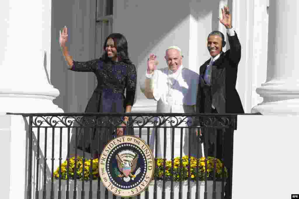  El papa Francisco, el presidente Barack Obama y la primera dama Michelle Obama saludan desde un balcón de la Casa Blanca.
