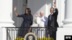 El papa Francisco, el Presidente de EEUU y la Primera Dama saludan desde la Casa Blanca.