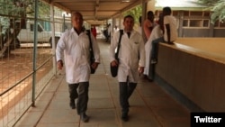 Los médicos cubanos secuestrados en Kenia, a la izquierda Assel Herrera y Landy Rodríguez. (Twitter)