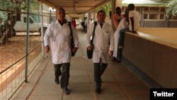 Los médicos cubanos secuestrados en Kenia, de izquierda a derecha, Assel Herrera y Landy Rodríguez. (Plataforma X).