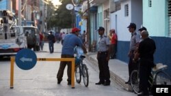 Policías cubanos controlan el acceso frente a la sede del tribunal municipal de la ciudad de Bayamo (Granma), donde se celebrará juicio al español Ángel Carromero. 