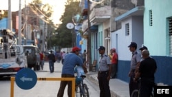 Policías cubanos controlan el acceso frente a la sede del tribunal municipal de la ciudad de Bayamo (Granma), donde se celebrará juicio al español Ángel Carromero.