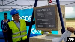 El Vicepresidente Ejecutivo y Jefe para las Americas de Nestlé Laurent Freixe (izq), coloca la primera piedra de la fábrica Nescor S.A en la Zona Especial de Desarrollo de Mariel, Cuba, el 28 de noviembre de 2017..