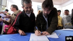 Carlos Vera (d) 2010 durante recolección de firmas con el fin de convocar una consulta popular para revocar mandato de Correa