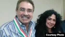 Hansel junto a Nancy Elías, la presentadora de El Encanto. 