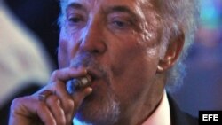 El cantante y actor británico Tom Jones fuma un tabaco durante su presentación este 28 de febrero de 2014 en la cena de clausura del XVI Festival del Habano.