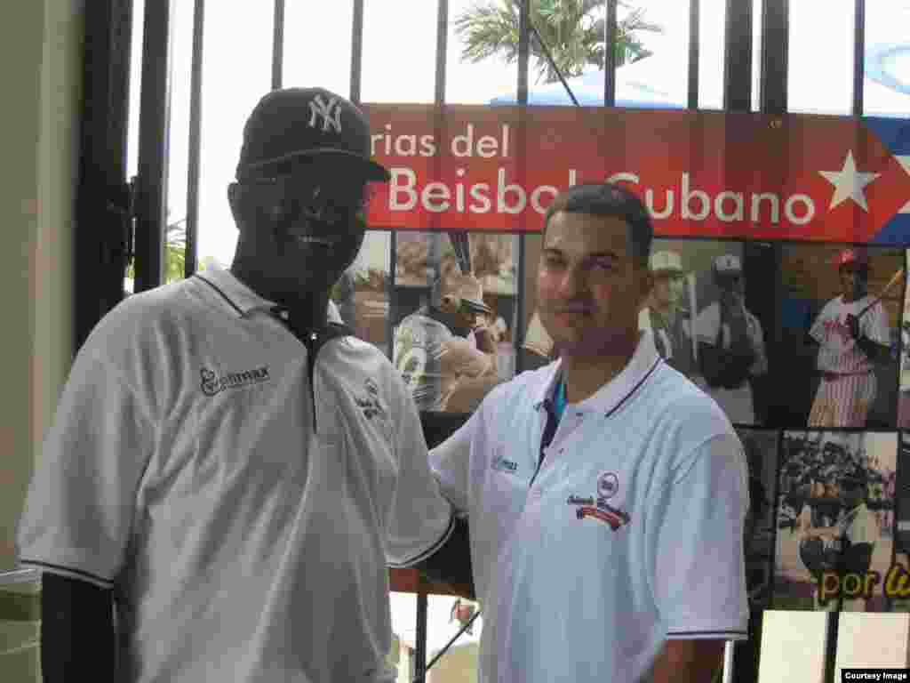 William Pérez Villalba al lado del ex pelotero Agustín Marquetti.&nbsp;Cortesía de Glorias del béisbol cubano.