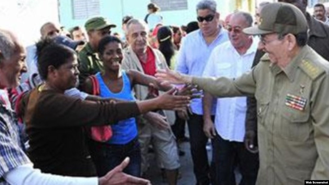 Raúl Castro saludó a la multitud y hasta pronunció un discurso en una "improvisada" tribuna.