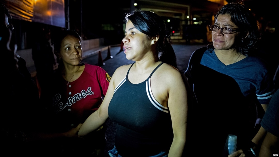 Venus Medina, entre los presos políticos venezolanos que fueron liberados, habla con familiares en las inmediaciones de "El Helicoide".