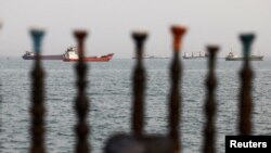 Buques en el estrecho de Ormuz vistos desde la playa de Bandar Abbas, Irán, el 22 de mayo de 2026. Majid Asgaripour/WANA (Agencia de Noticias de Asia Occidental) vía REUTERS.