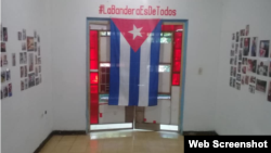 Imagen de la exposición de fotografías del performance "La Bandera es de todos". 