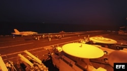 Fotografía facilitada por la Marina estadounidense que muestra a un F/A-18C Hornet adherido a un caza preparado para despegar de la cubierta del portaaviones estadounidense USS George H.W. Bush (CVN 77) hacia Siria en el Golfo Pérsico.