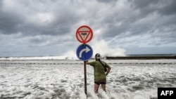 Un hombre observa las olas rompiendo contra el paseo del Malecón de La Habana debido al paso del huracán Milton el 9 de octubre de 2024.