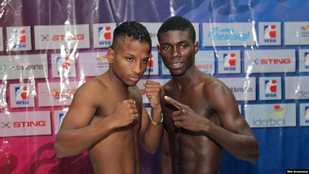 (i-e) Joahnys Argilagos y Yuberjen Martínez, en la Serie Mundial de Boxeo en Cartagena, Colombia.