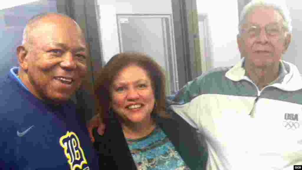 Tony Oliva de visita en Radio Martí junto a Orlando Peña (Der.) y la productora Ofelia Oviedo (Centro).