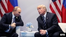 El presidente ruso, Vladímir Putin, conversa con el presidente estadounidense, Donald J. Trump, en la cumbre del G20.