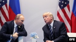 El presidente ruso, Vladímir Putin, conversa con el presidente estadounidense, Donald J. Trump, en la cumbre del G20.