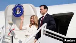 Marco Rubio y su esposa Jeanette Rubio en el aeropuerto Ernesto Cortissoz en Barranquilla, durante su visita a Colombia. Foto: Fernando Vergara/Pool via REUTERS