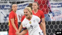 Lindsey Horan de los EE.UU. celebra después de marcar un gol durante el partido amistoso de fútbol internacional femenino entre los EE.UU. y Bélgica en el Banc of California Stadium de Los Ángeles el 7 de abril de 2019.