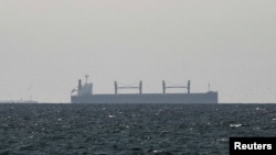 Un buque carguero en el golfo, cerca del estrecho de Ormuz. Reuters. 
