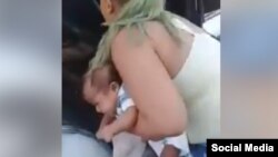 Policía intenta desalojar a una madre con su bebé de tres meses en brazos