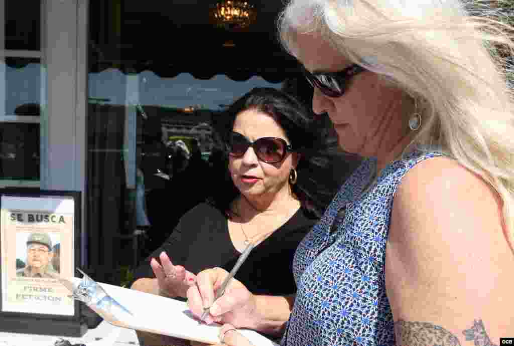 A la derecha, Rebeca Potter, del estado de Washington, firma la petición. A su lado, Maria Lima, del Directorio Democrático Cubano. (Foto: Roberto Koltun)