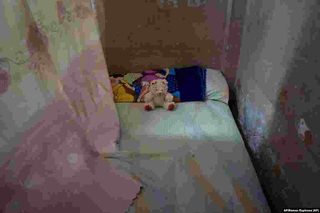 Un osito de peluche descansa sobre la cama de Mackyanis Yosney Romam Rodr&#237;guez, detenido junto con sus dos hermanos, acusados de participar en las recientes protestas contra el gobierno, en el barrio La G&#252;inera, La Habana. 