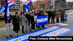La Asociación cubano-vasca Demokrazia Kubarentzat celebró el domingo una manifestación pacífica frente al Ayuntamiento de Bilbao