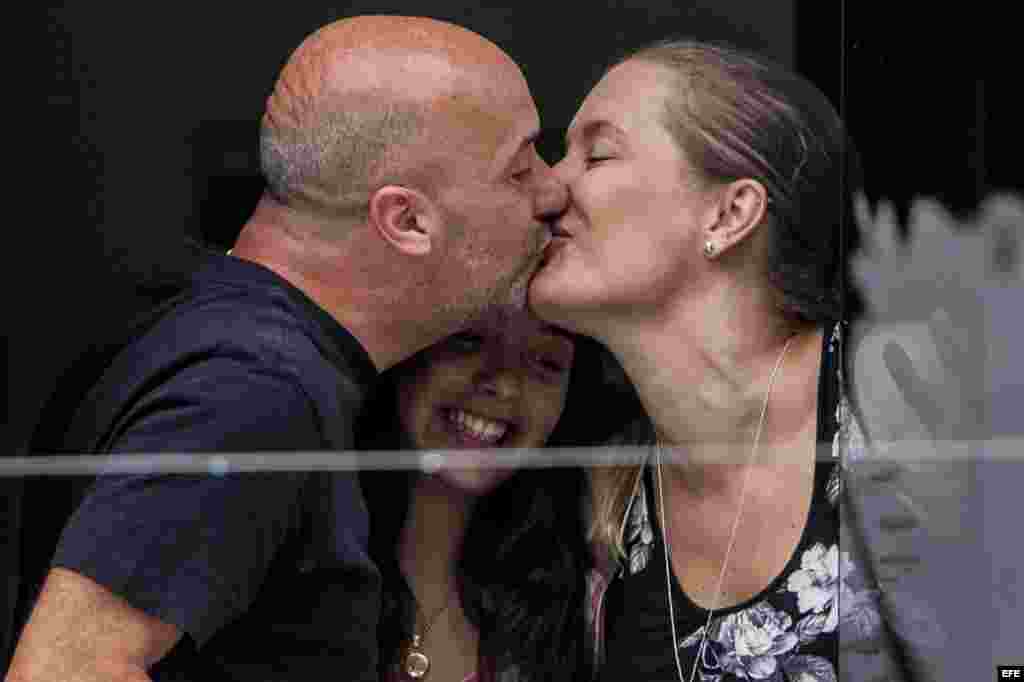 Ivan Simonovis (i) besa a su esposa Bonny (d) junto a su hija, Ivana (c).