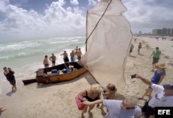Un grupo de 14 inmigrantes cubanos llega a Miami Beach en una balsa. EFE
