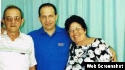 Rolando Sarraff junto a sus padres durante una visita en la cárcel hace más de dos años.