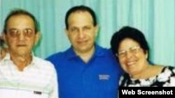 Rolando Sarraff junto a sus padres durante una visita en la cárcel hace más de dos años