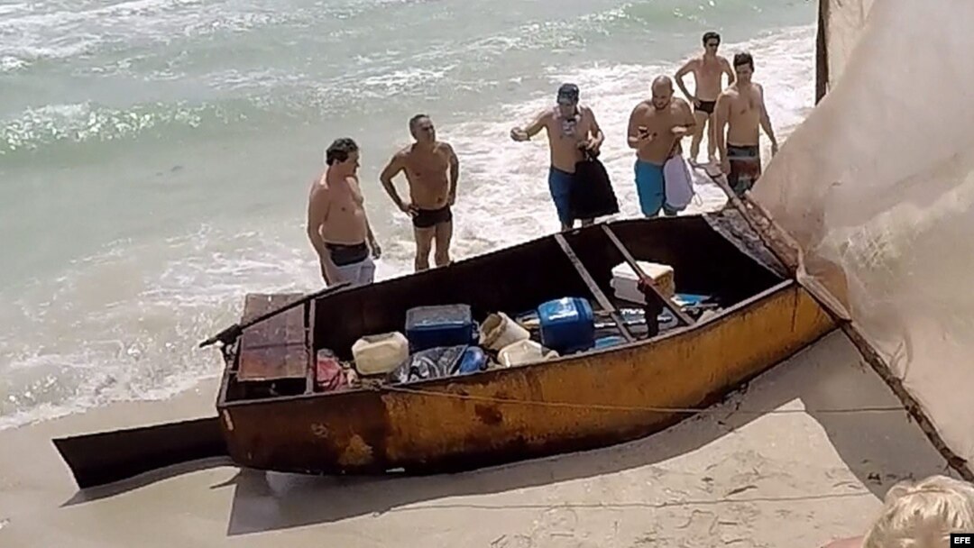 Un grupo de 14 inmigrantes cubanos llega a Miami Beach en una balsa. EFE.