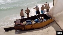 Un grupo de 14 inmigrantes cubanos llega a Miami Beach en una balsa. EFE.