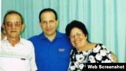 Rolando Sarraff junto a sus padres durante una visita en la cárcel hace más de dos años